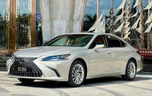 Lexus ES 250 2025 có bao nhiêu màu sắc ?