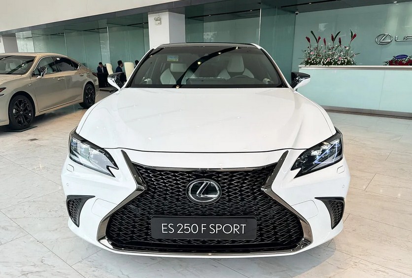 Lexus ES 250 F Sport 2025 có bao nhiêu chỗ ngồi ?